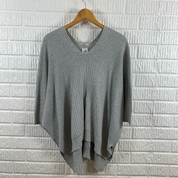 CAbi Gray V-Neck Top - Picture 3 of 12
